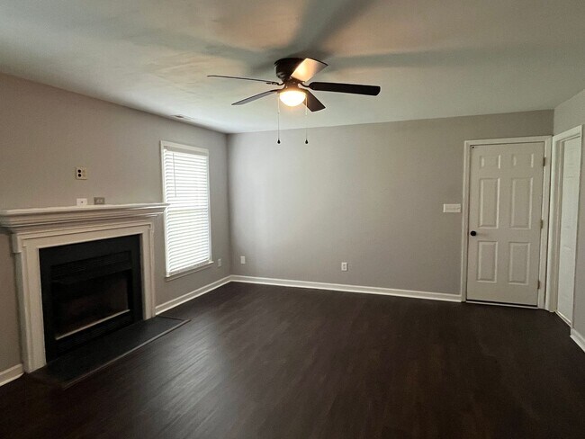 Building Photo - Stunning Tri-level Home on Cul-de-sac