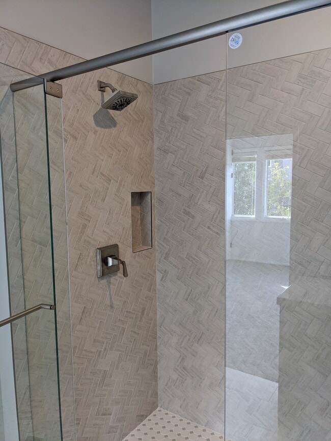 Master #2 shower. - 7 Cove Road Place