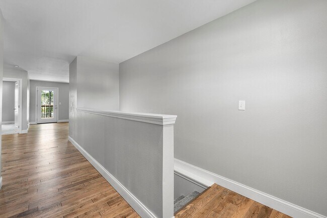 Building Photo - 424/426 E. Deerwood Dr
