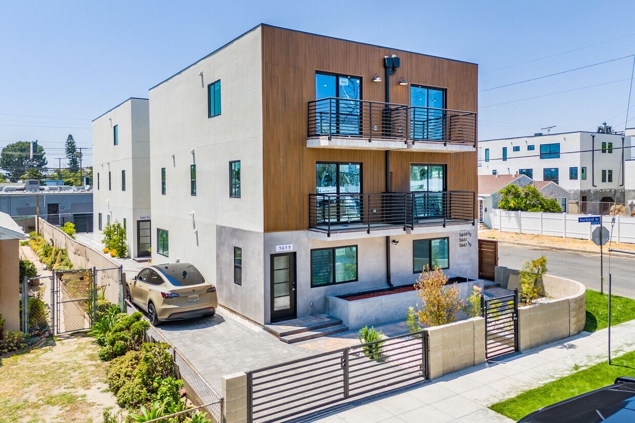 Foto principal - 5659 Auckland Ave