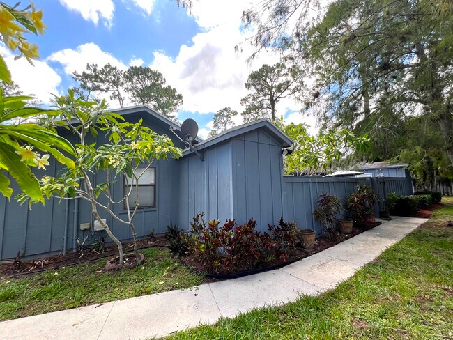 Foto del edificio - 1077 Goldenrod Rd