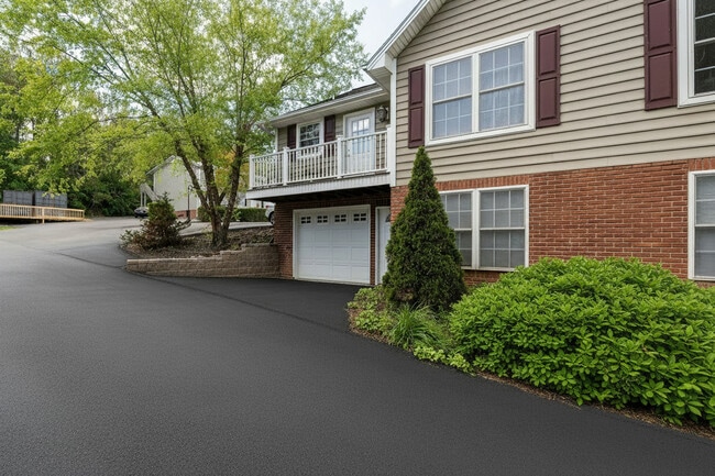 Building Photo - Axis on Roan