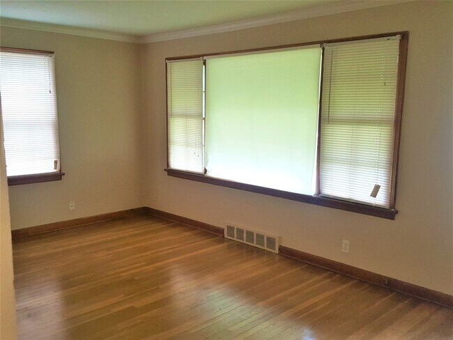 Building Photo - 3 Bed 2 Bath home with partially finished ...