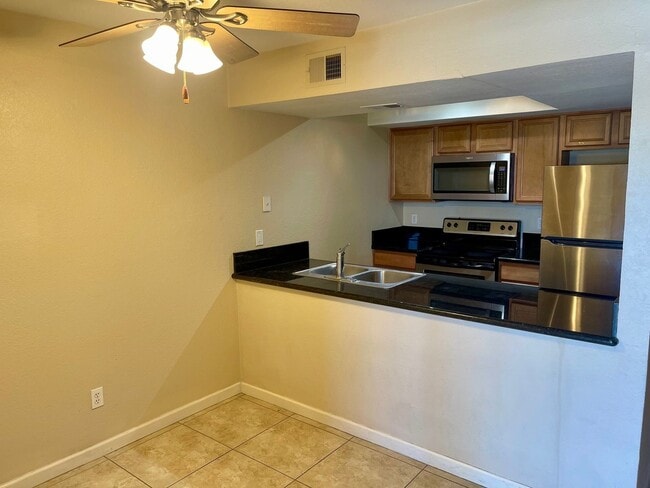 Foto del edificio - 2 Bedroom Condo close to airport