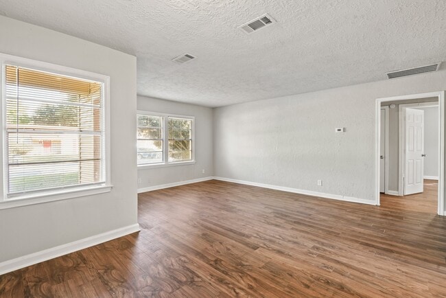 Building Photo - 911 Patsy Dr