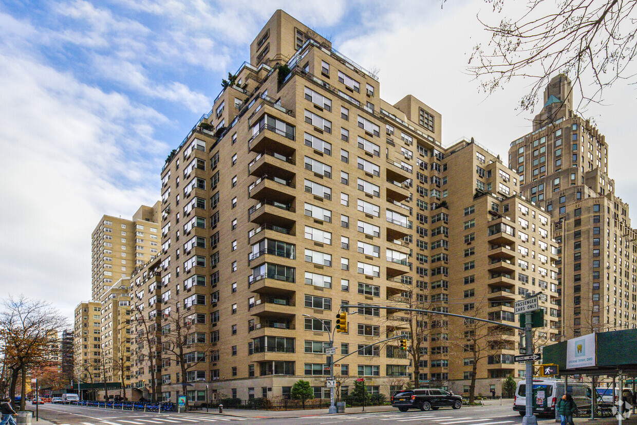 Primary Photo - The Brevoort at 11 Fifth Avenue