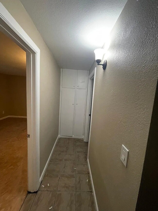 Building Photo - 1000 Mojave Dr