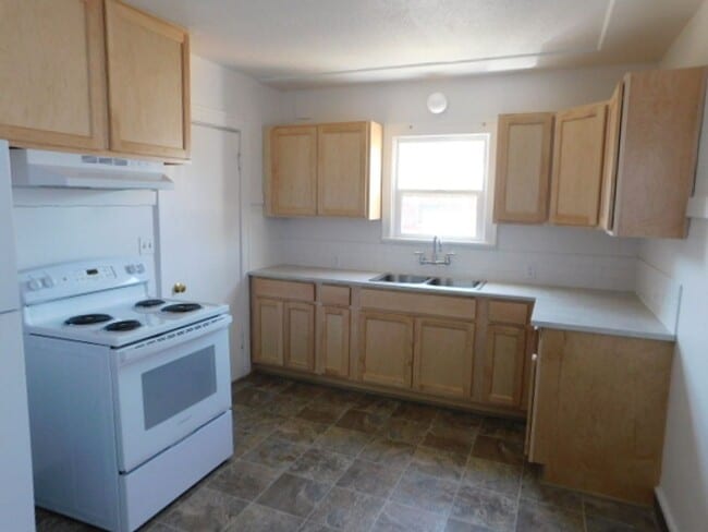 Building Photo - 1385 18th St NE
