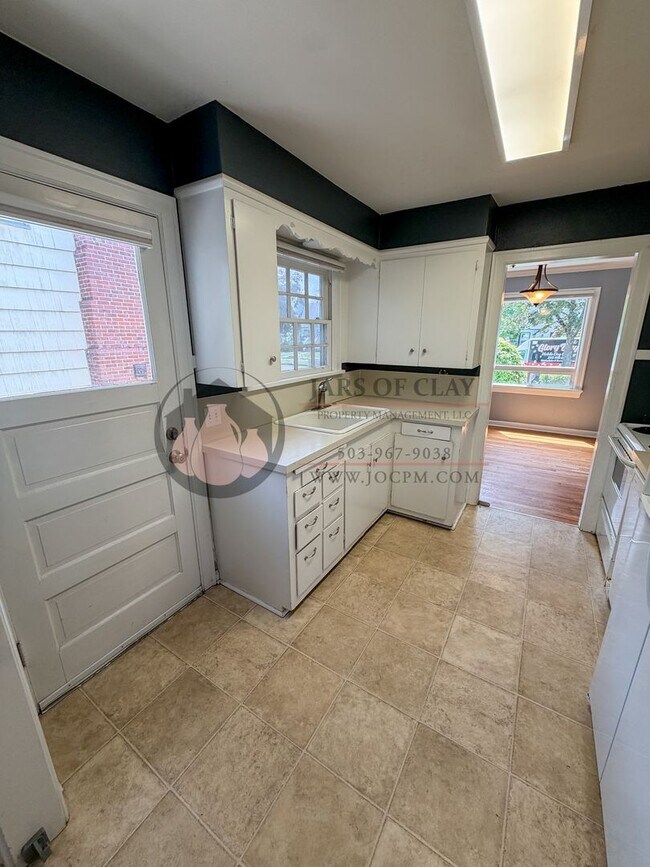 Foto del edificio - Spacious NE Salem Character Home | Pet Friendly | Central Heat