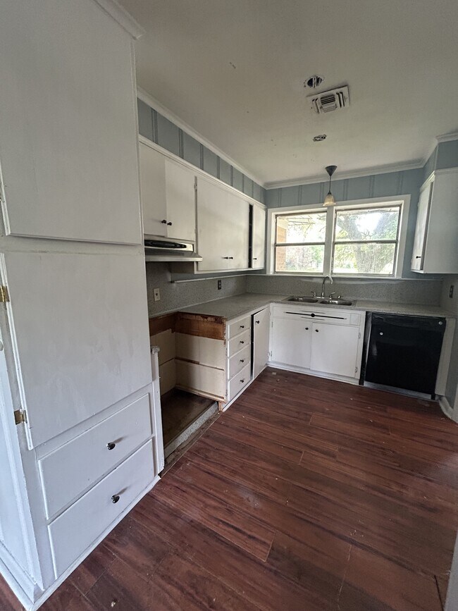 Building Photo - 1203 Caroline Dr