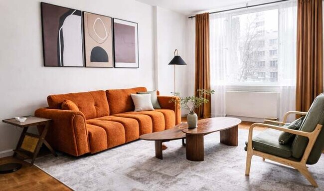 Building Photo - 350 W 43rd St