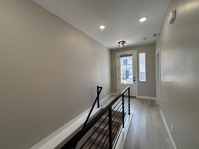 Foto del edificio - SPACIOUS HOME FOR RENT!