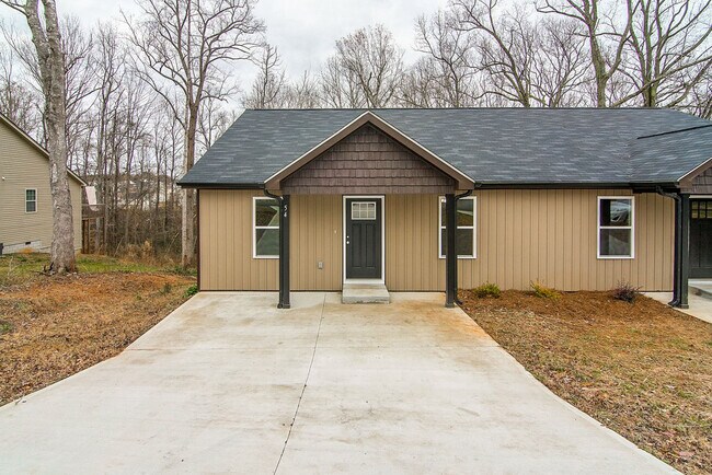 Entrance (Left Unit) - 54 Creekside Ln