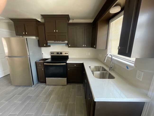 Building Photo - 1404 E Quail St