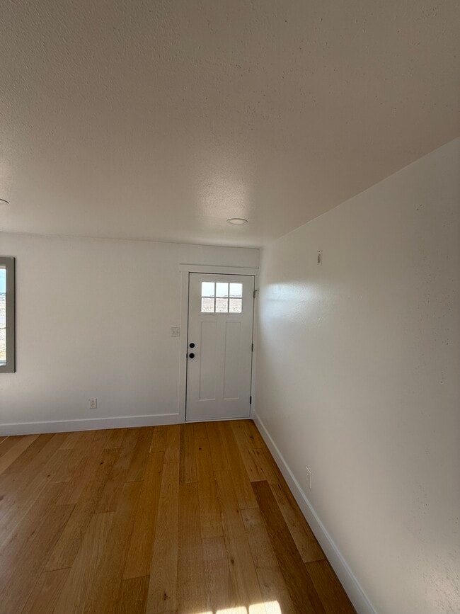 Building Photo - 633 E Pinion Ridge Rd