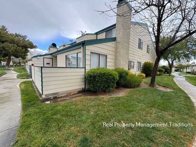 Foto del edificio - 2 + 2 Townhouse in Lancaster