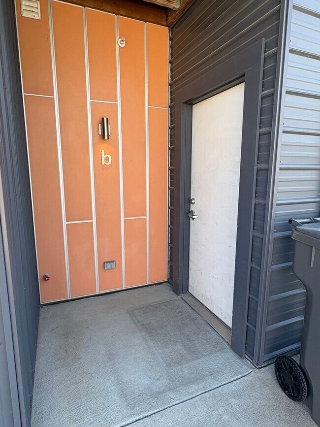 Foto del edificio - Beautiful 1 bedroom Modern Townhome