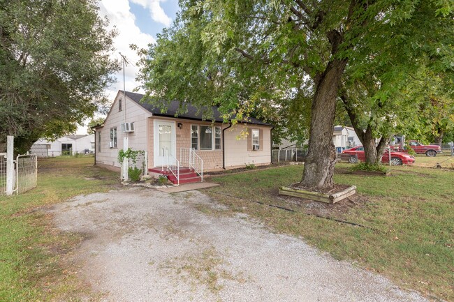 Building Photo - Cozy Sand Springs Bungalow!