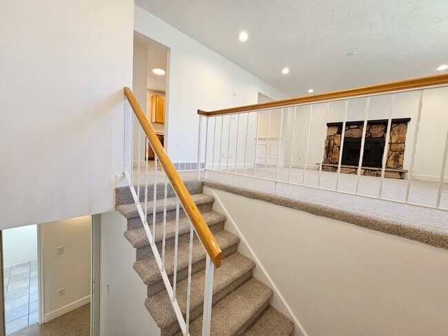 Building Photo - 4 Bd 2 Ba Home & Office in West Jordan