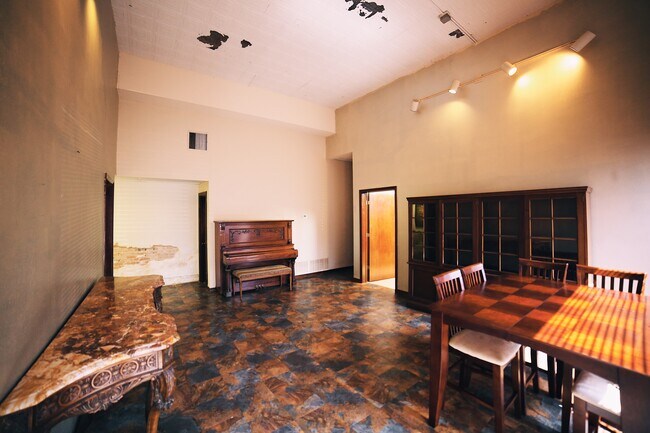 Building Photo - 211 N Fredonia St
