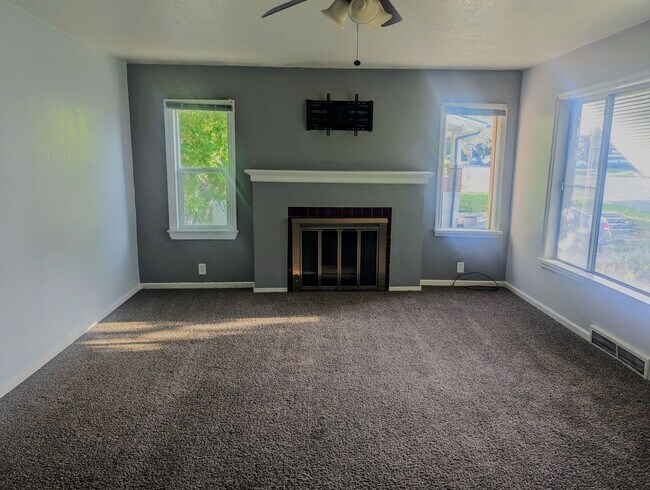 Foto del edificio - Deposit Moves you in! 3 Bed 1 Bath Home fo...