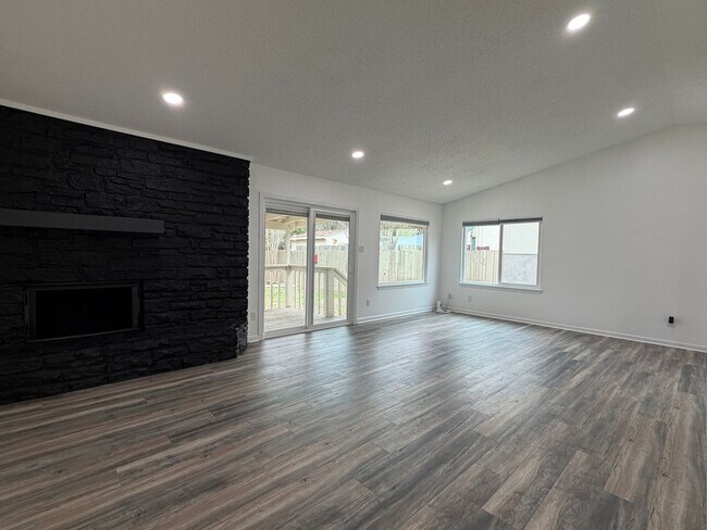 Foto del edificio - Renovated 4/2 in Beautiful Lago Vista Location