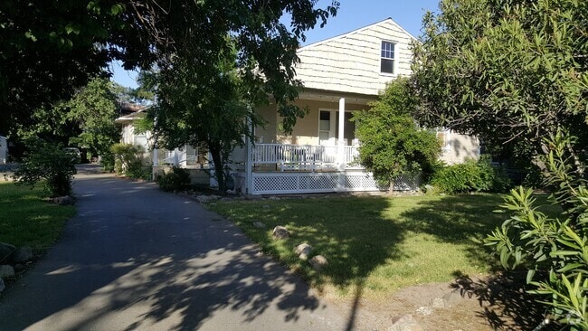 Building Photo - 627 Rose Ave