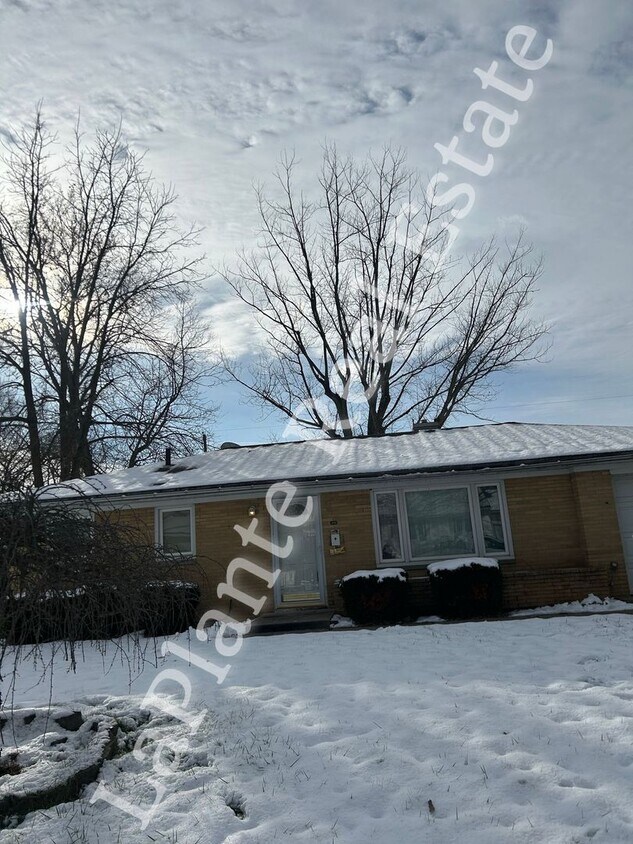 Primary Photo - Three Bedroom Brick Ranch for Rent