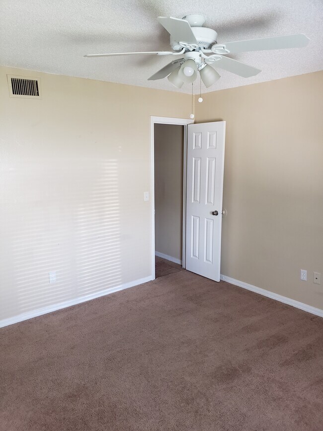 Foto del edificio - 2330 Fox Hollow Dr