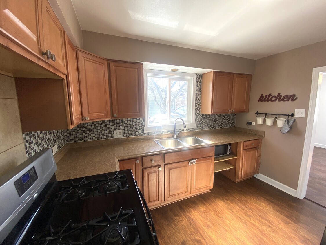 Foto principal - 7935 S Lorel Ave