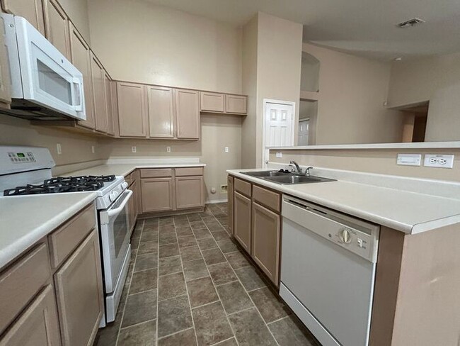 Building Photo - 3132 S Chatsworth Cir