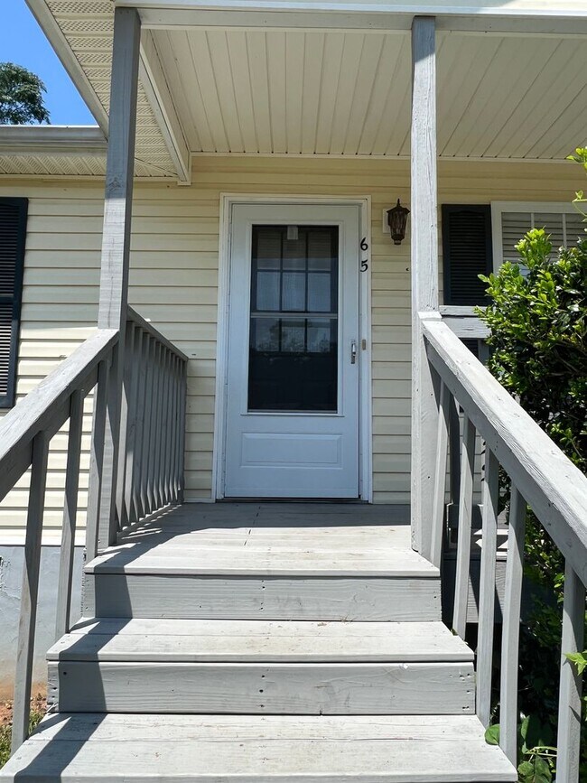 Foto del edificio - Charming 3 Bedroom 2 Bath home on large lot