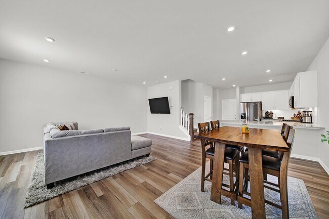 Foto del edificio - MOVE IN SPECIAL! MOVE IN BY 11/1 AND RECIE...