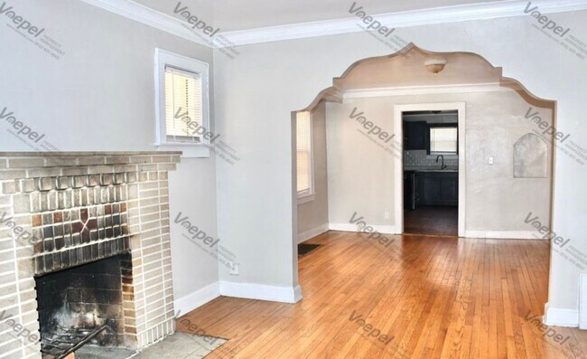 Foto del edificio - Charming 4-Bed Home with Fireplace & Hardw...