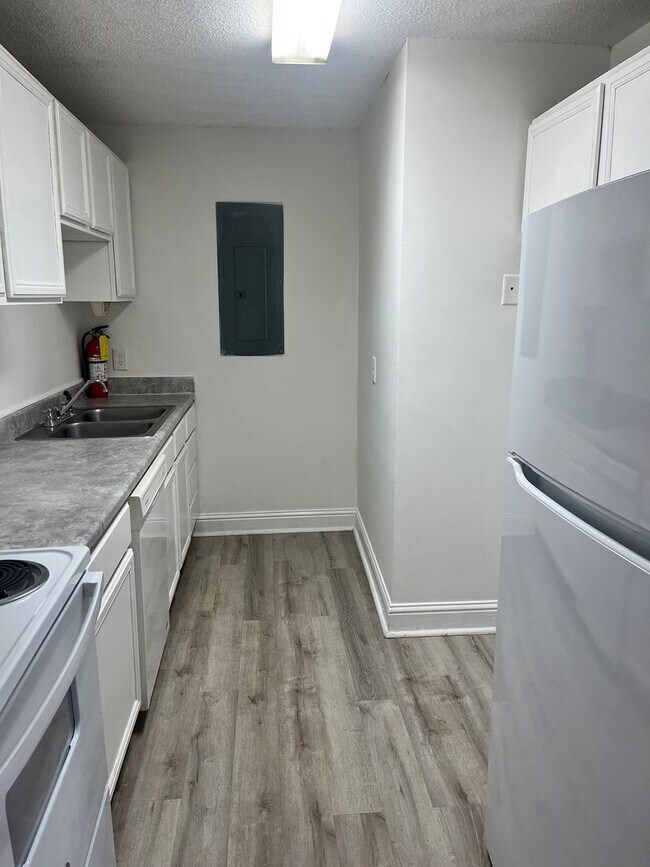 Building Photo - Comfortable 2-Bed, 1-Bath with Central Air...