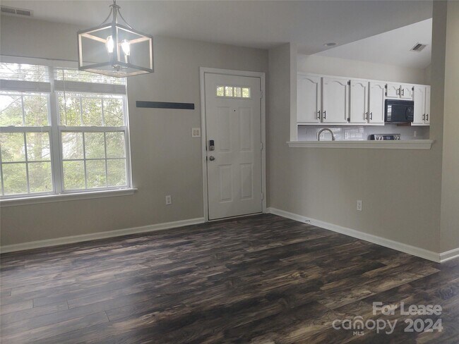 Foto del edificio - 8810 Scotch Heather Way