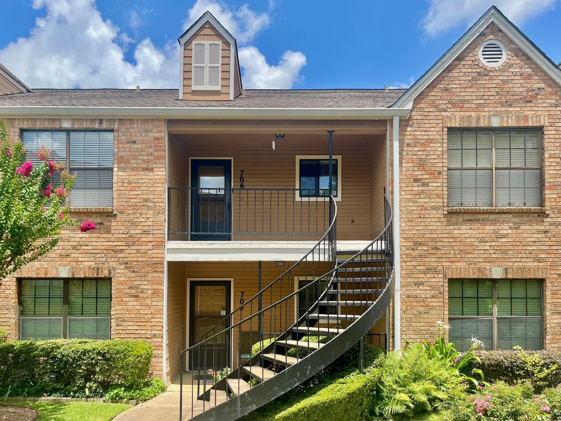 Primary Photo - 400 W South Town Dr