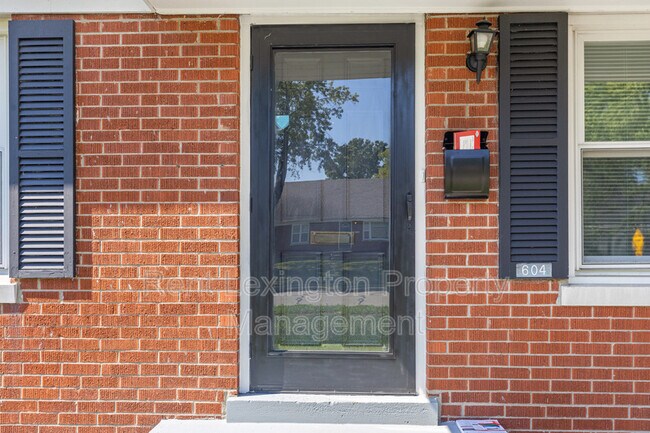 Building Photo - 604 Hi Crest Dr
