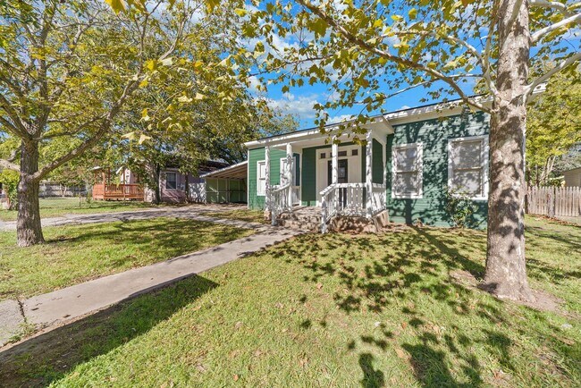 Foto del edificio - Timeless Charm Meets Modern Living: Own a ...