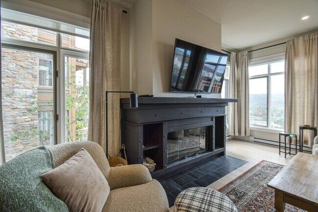Building Photo - 170 Chem. au Pied de la Montagne