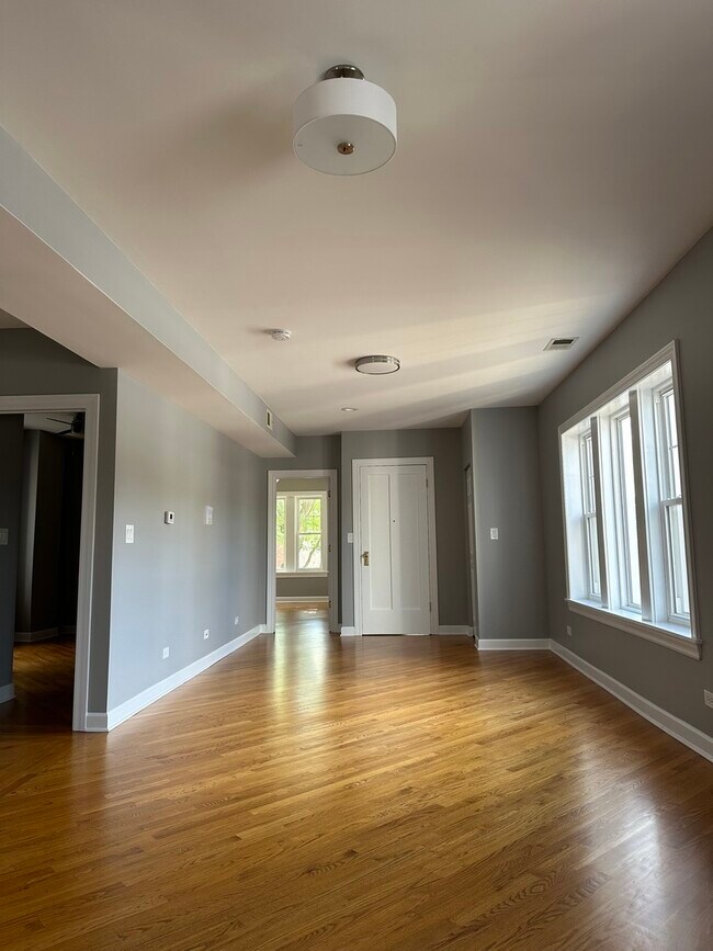 Building Photo - 5643 N Artesian Ave