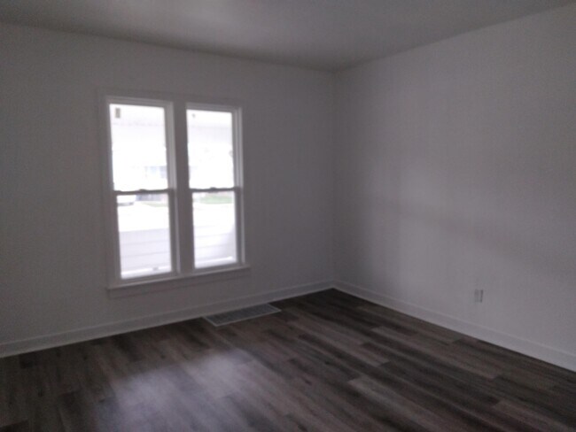 Building Photo - 4112 Lewis Ave