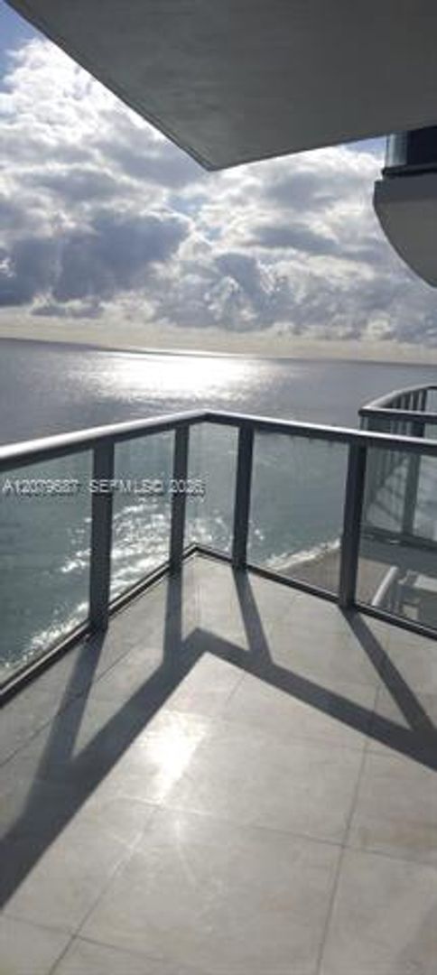 Building Photo - 17001 Collins Ave
