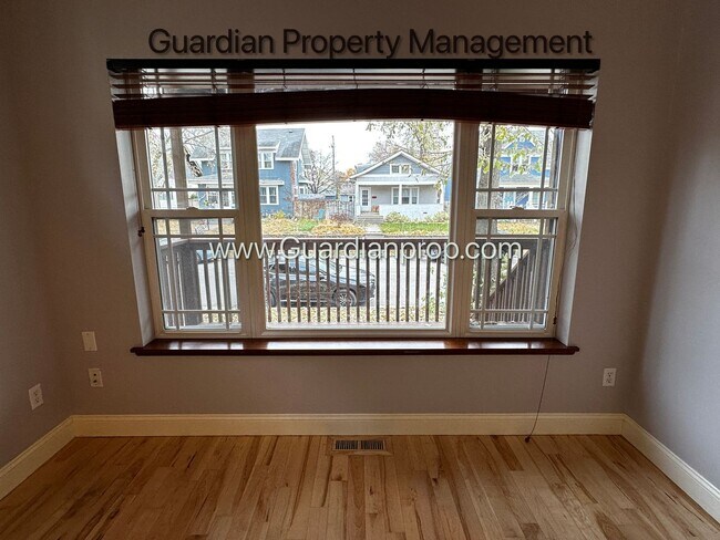 Foto del edificio - Spacious Uptown Side By Side, Dishwasher, Garage, In Unit Laundry, Private Rooftop Deck