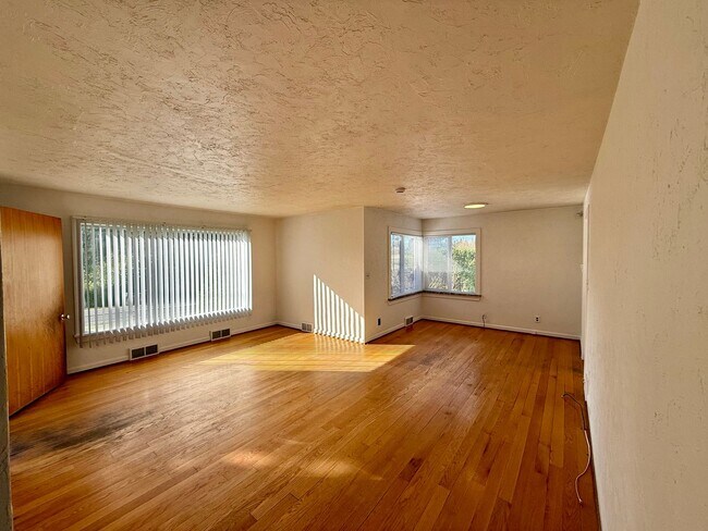 Foto del edificio - Spacious 2 bed/ 1 bath Home with Fenced Yard $2400/mo.