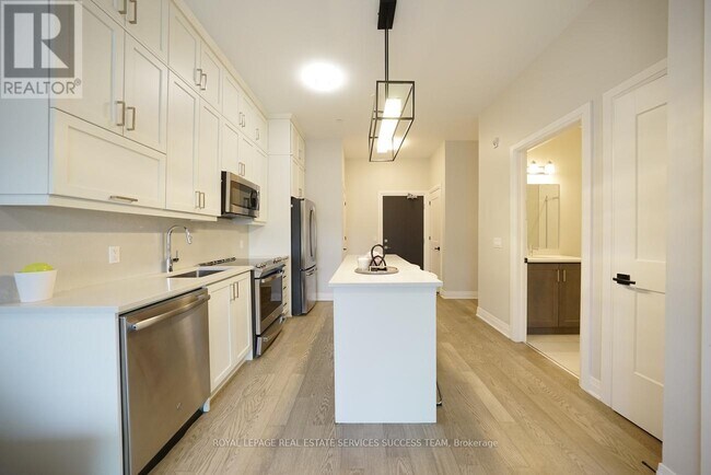 Building Photo - 102-102 Grovewood Common