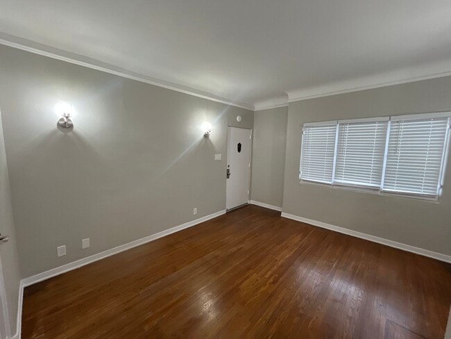Building Photo - SPACIOUS 1 BEDROOM 1 BATH DOWNSTAIRS JUST ...