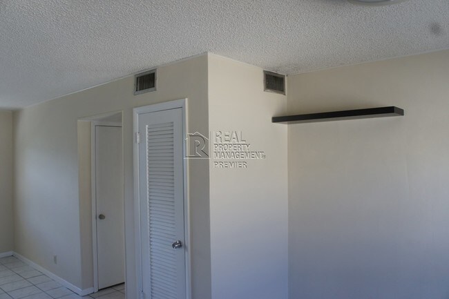Building Photo - Renovated 2 Bedroom Apartment in Cooper City