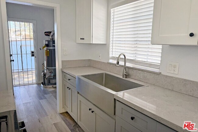 Foto del edificio - 877 W Wilson St