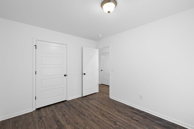Building Photo - Gorgeous 3 Bedroom Duplex In Southwind!